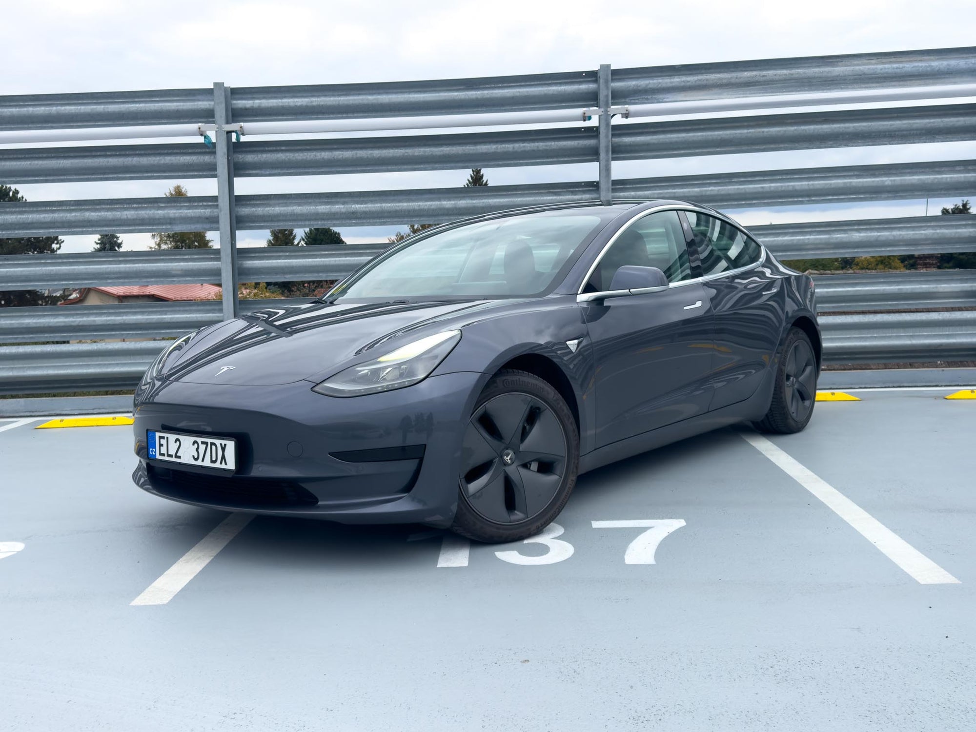Tesla Model 3 SR+