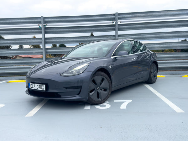 Tesla Model 3 SR+